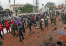 Almeno 53 persone sono morte per una serie di esplosioni venerdì a Mogadiscio, in Somalia