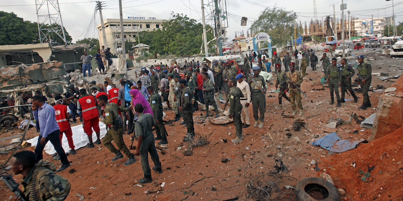 Soldati somali vicino all'Hotel Sahafi dopo una serie di esplosioni, il 9 novembre 2018 (AP Photo/Farah Abdi Warsameh)
