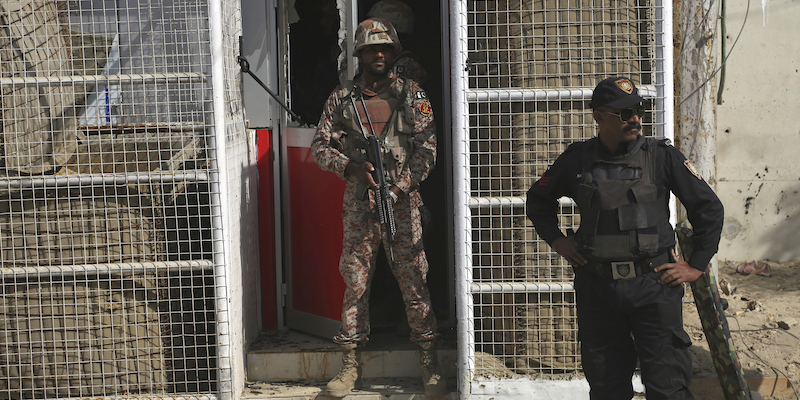 Due soldati pakistani all'entrata del consolato cinese a Karachi (AP Photo/Shakil Adil)