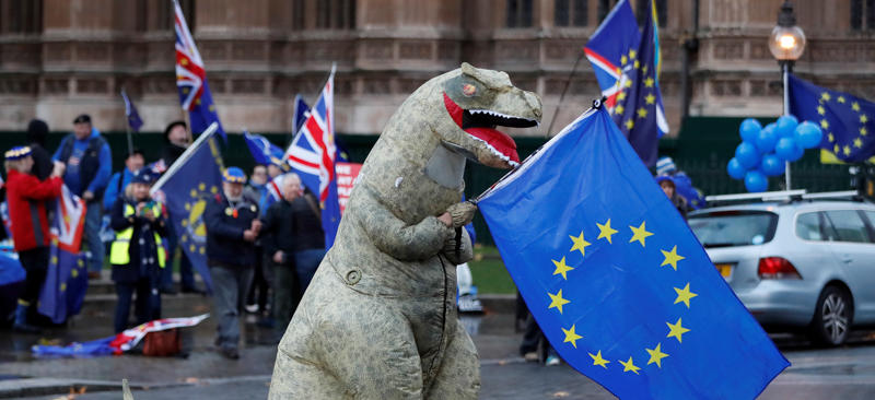 Un manifestante pro-Unione Europea vestito da dinosauro davanti al Parlamento britannico. (TOLGA AKMEN/AFP/Getty Images)