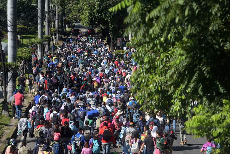 Migranti da El Salvador si uniscono a una carovana diretta verso gli Stati Uniti, il 31 ottobre 2018

(MARVIN RECINOS/AFP/Getty Images)