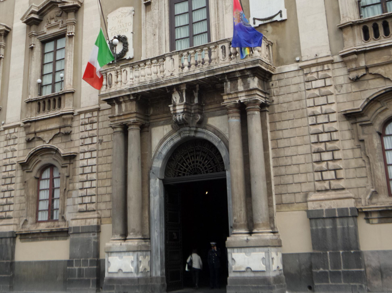 Il municipio di Catania. (ANSA/Orietta Scardino)