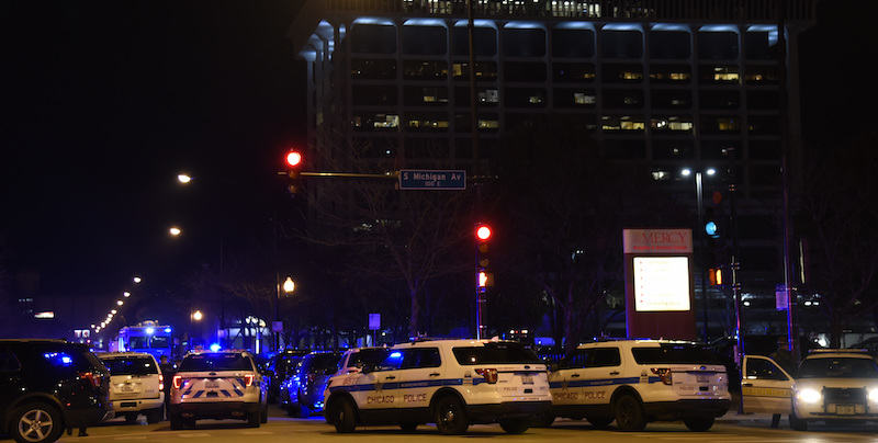Auto della polizia davanti al Mercy Hospital di Chicago (AP Photo/David Banks)