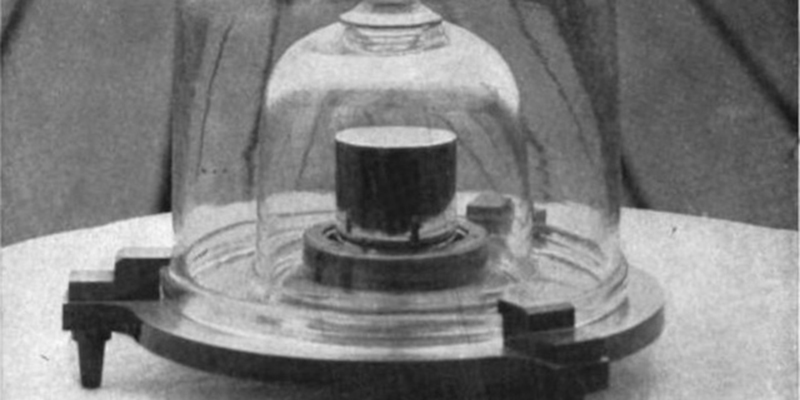 Una copia del Gran Kilo, chiamata K4, conservata dal NIST, in una fotografia del 1915 (Wikipedia Commons)