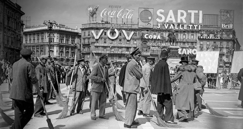 Film "Miracolo a Milano" 1951 di Vittorio De Sica
Nella foto: comparse che interpretano degli spazzini fotografate in Piazza del Duomo durante la lavorazione di una scena del film
@ArchiviFarabola