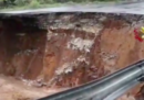 Si è aperto un buco sulla via Pontina, in provincia di Latina: un'auto è rimasta coinvolta