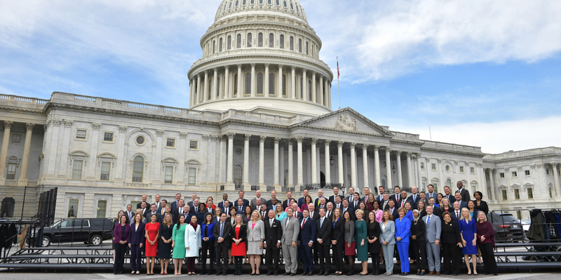 Nuovi membri del Congresso posano davanti al palazzo del Campidoglio a Washington. (MANDEL NGAN/AFP/Getty Images)