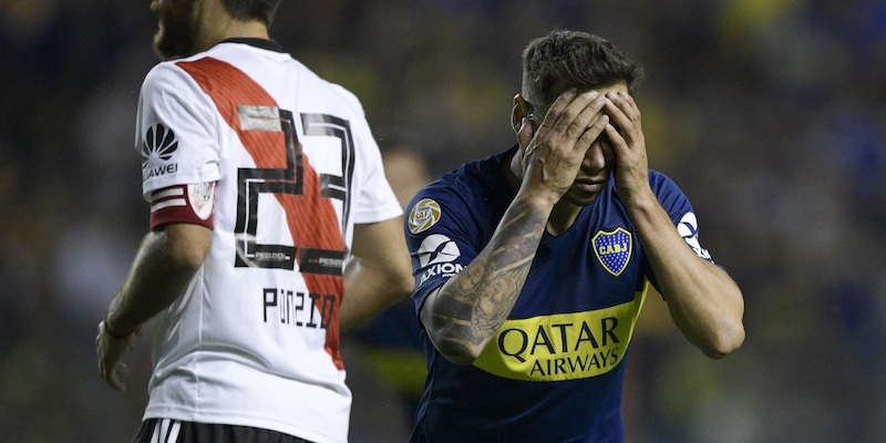 L'esterno del Boca Juniors Mauro Zarate nell'ultimo Superclasico di campionato giocato alla Bombonera (JUAN MABROMATA/AFP/Getty Images)