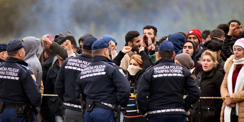 Alcuni migranti fermati dalla polizia al confine tra Bosnia Erzegovina e Croazia. (ELVIS BARUKCIC/AFP/Getty Images)
