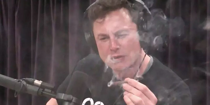 Elon Musk fuma erba durante la sua intervista con Joe Rogan (YouTube)