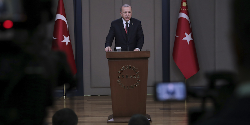 Il presidente della Turchia Recep Tayyip Erdoğan all'aeroporto di Ankara, il 10 novembre 2018 (Ufficio stampa della presidenza turca via AP, Pool)