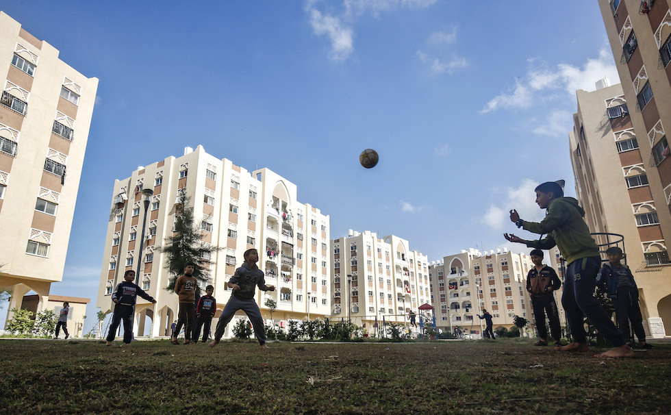 Bambini palestinesi giocano in un quartiere residenziale di Khan Yunis, Striscia di Gaza, 20 novembre
(SAID KHATIB/AFP/Getty Images)