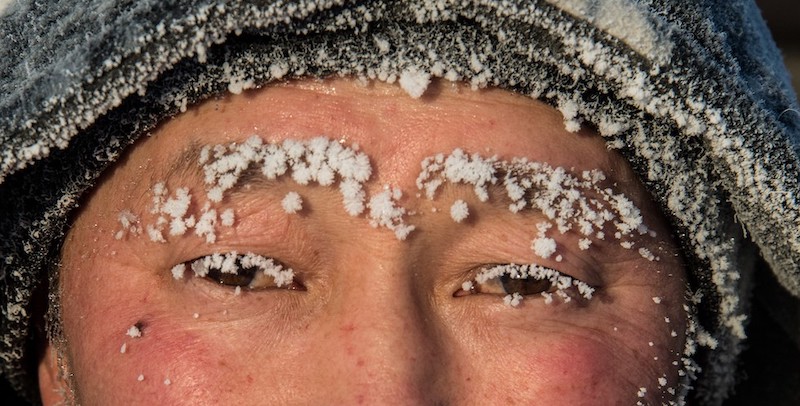 Un uomo con il ghiaccio su ciglia e sopracciglia nell'insediamento di Oy, a 70 chilometri da Jakutsk, 27 novembre
(MLADEN ANTONOV/AFP/Getty Images)