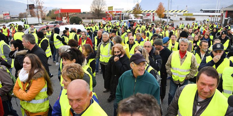 "Gilè gialli" manifestano contro i rincari del prezzo della benzina tra Albertville e Chambery, in Francia, il 17 novembre 2018 (JEAN-PIERRE CLATOT/AFP/Getty Images)