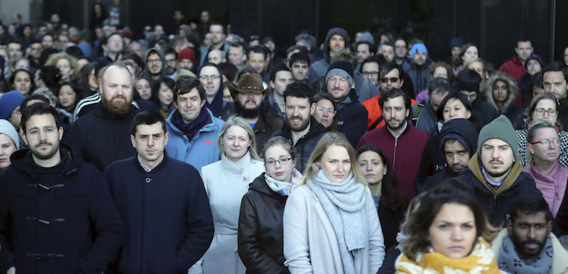 La protesta dei dipendenti di Google fuori dalla sede di Dublino, 1 novembre 2018 
(Niall Carson/PA via AP)