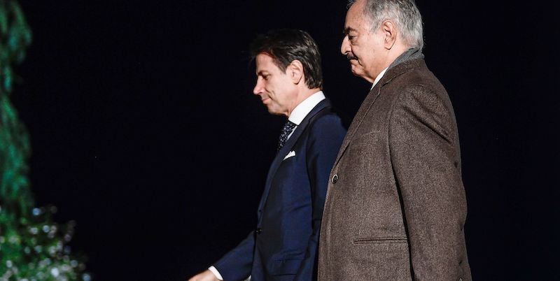 Il presidente del Consiglio italiano Giuseppe Conte e il comandante libico Khalifa Haftar a Palermo, il 12 novembre 2018 (FILIPPO MONTEFORTE/AFP/Getty Images)
