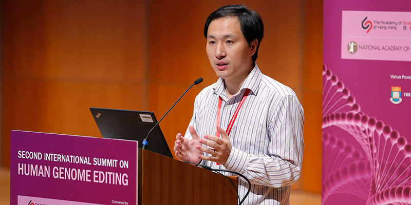 He Jiankui durante la sua presentazione a Hong Kong (AP Photo/Kin Cheung)