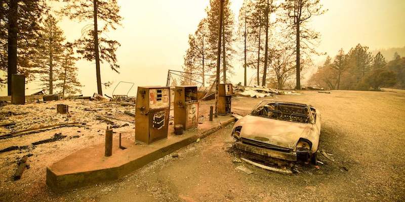 Una stazione di servizio e una macchina bruciate vicino a Pulga, nel nord della California, 11 novembre 2018 (JOSH EDELSON/AFP/Getty Images)