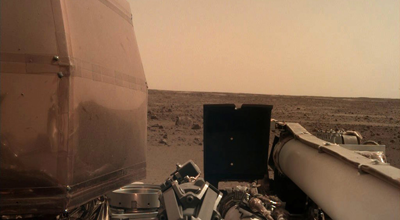 Il panorama marziano fotografato dal lander InSight della NASA poche ore dopo il suo arrivo su Marte (NASA.gov)