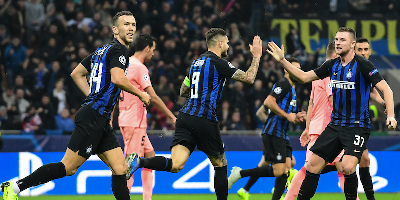 I giocatori dell'Inter dopo il gol di Mauro Icardi contro il Barcellona (MIGUEL MEDINA/AFP/Getty Images)