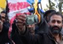 A Teheran si bruciano dollari americani e bandiere di Stati Uniti e Israele