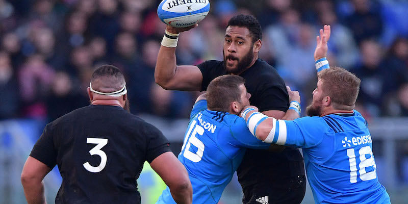 Charlie Faumuina placcato da due italiani nell'ultimo test match giocato dagli All Blacks a Roma (Alfredo Falcone - LaPresse)