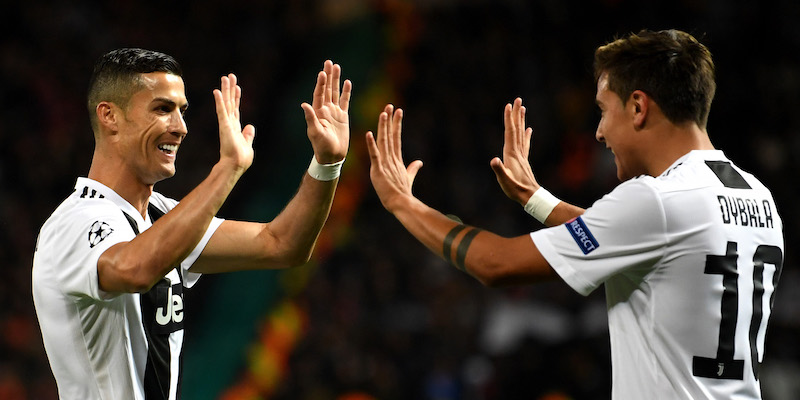 Cristiano Ronaldo e Paulo Dybala dopo il gol segnato dall'argentino all'Old Trafford (GettyImages)