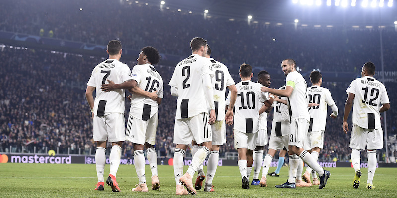 I giocatori della Juventus dopo il gol segnato da Cristiano Ronaldo nell'ultimo turno di Champions League contro il Manchester United (LaPresse/Fabio Ferrari)