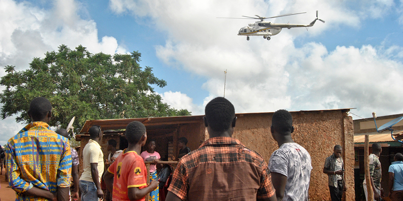 Un elicottero della polizia sorvola le case di Chakama, dopo il rapimento di Romano (AP Photo)