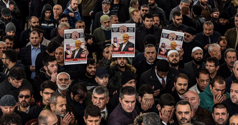 Una manifestazione per protestare contro l'uccisione di Jamal Khashoggi, a Istanbul. (BULENT KILIC/AFP/Getty Images)