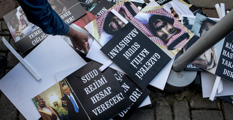 Una protesta contro Mohammed Bin Salman e il coinvolgimento saudita in Yemen davanti al consolato saudita a Istanbul. (Photo by Chris McGrath/Getty Images)