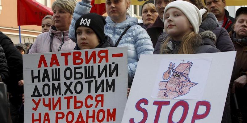 

Manifestanti russofoni durante una protesta contro la riforma della scuola, ad aprile

(EPA/TOMS KALNINS)