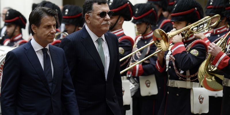 Il presidente del Consiglio italiano, Giuseppe Conte, e il primo ministro libico, Fayez al Sarraj, a Roma il 26 ottobre 2018 (FILIPPO MONTEFORTE/AFP/Getty Images)