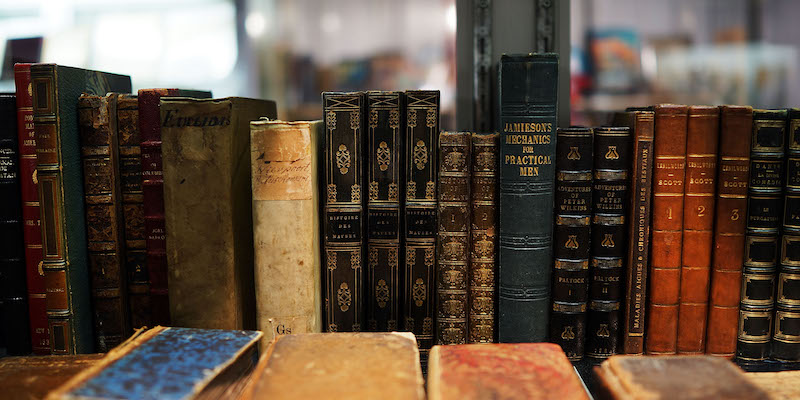Libri antichi esposti in una fiera di librai antiquari a New York, il 12 aprile 2013 (Spencer Platt/Getty Images)