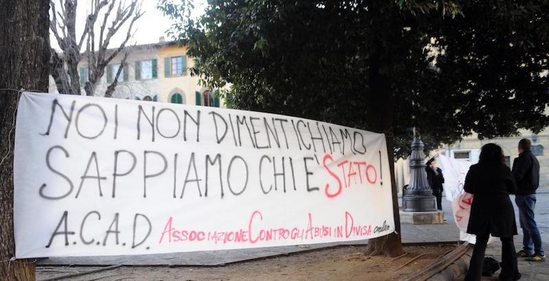 Una manifestazione in sostegno della famiglia di Riccardo Magherini a Firenze nel 2015
(Lo debole/bianchi - LaPresse)