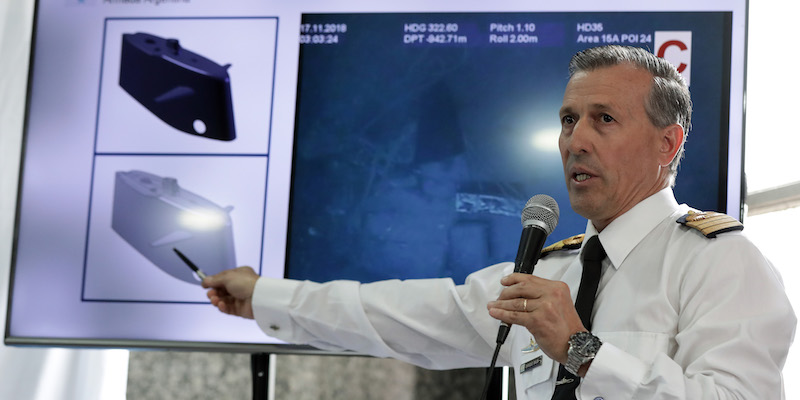 Il portavoce della Marina militare aregntina Enrique Balbis durante una conferenza stampa sul ritrovamento del relitto del sottomarino San Juan, a Buenos Aires, il 17 novembre 2018 (ALEJANDRO PAGNI/AFP/Getty Images)