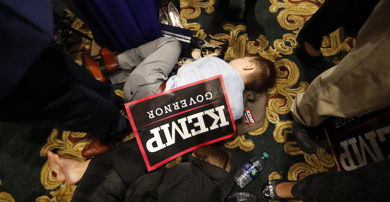 Due bambini dormono durante un evento per il Repubblicano Brian Kemp, aspettando i risultati elettorali in Georgia, 7 novembre
(AP Photo/John Bazemore)