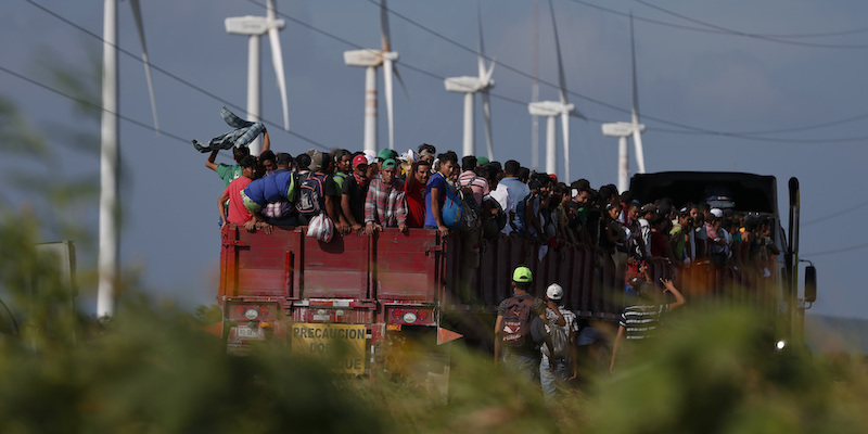 Migranti nel cassone di un furgone tra Niltepec e Juchitan, in Messico, il 30 ottobre 2018(AP Photo/Rebecca Blackwell)