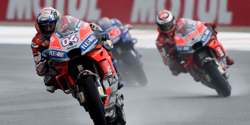 Andrea Dovizioso e Jorge Lorenzo durante le prove del Gran Premio di Valencia (JOSE JORDAN / AFP)