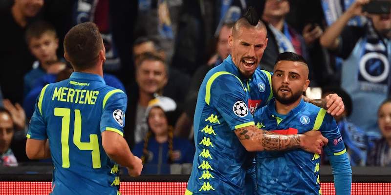 Lorenzo Insigne fra i compagni di squadra dopo il gol segnato al PSG (Alberto PIZZOLI / AFP)