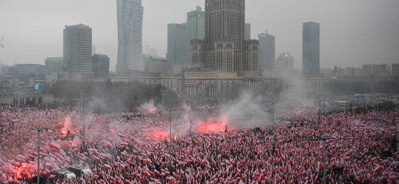 La marcia per i 100 anni dell'indipendenza della Polonia, l'11 novembre a Varsavia (JANEK SKARZYNSKI/AFP/Getty Images)