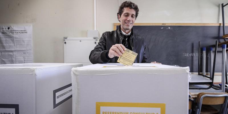 Riccardo Magi, uno dei principali promotori del referendum sul trasporto pubblico romano, al voto nel seggio nell'Istituto De Amicis, a Roma, l'11 novembre 2018 (ANSA/GIUSEPPE LAMI)