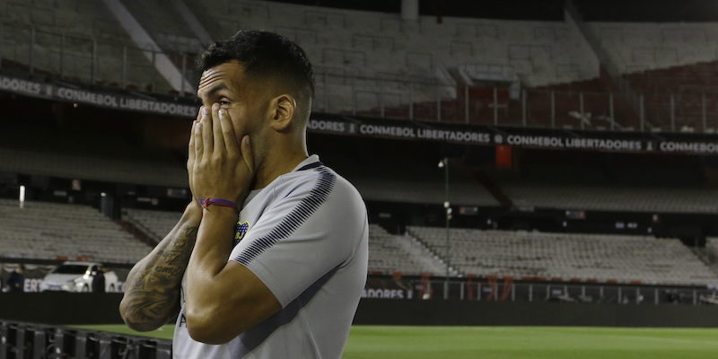 Carlos Tevez all'interno dello stadio Monumental di Buenos Aires dopo il rinvio della finale di ritorno di Copa Libertadores (AP Photo/Natacha Pisarenko)