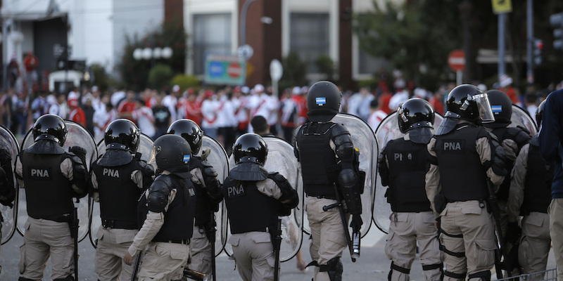 Poliziotti in tenuta anti sommossa all'esterno dello stadio Monumental di Buenos Aires prima della finale di Copa Libertadores (AP Photo/Sebastian Pani)