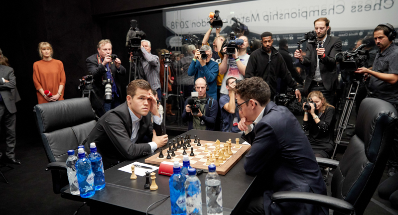 Magnus Carlsen, a sinistra, e Fabiano Caruana, a destra. (Tristan Fewings/Getty Images for World Chess )