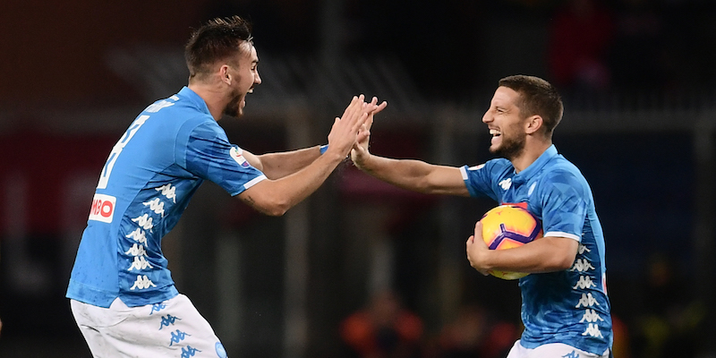 Fabian Ruiz e Dries Mertens dopo il gol della vittoria contro il Genoa (MARCO BERTORELLO/AFP/Getty Images)