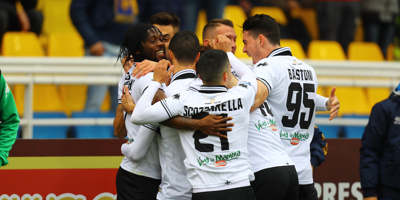 I giocatori del Parma esultano dopo il gol del vantaggio segnato al Sassuolo nell'ultima giornata di campionato (Francesca Soli /LaPresse)
