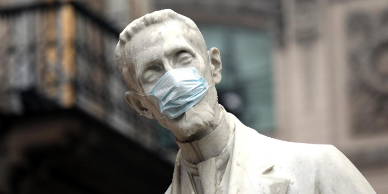 La statua di Giulio Ricordi, compositore, che si trova vicino al Teatro alla Scala di Milano, a cui nel 2017 è stata messa una mascherina per sensibilizzare l'opinione pubblica sul problema dello smog (ANSA/MATTEO BAZZI)