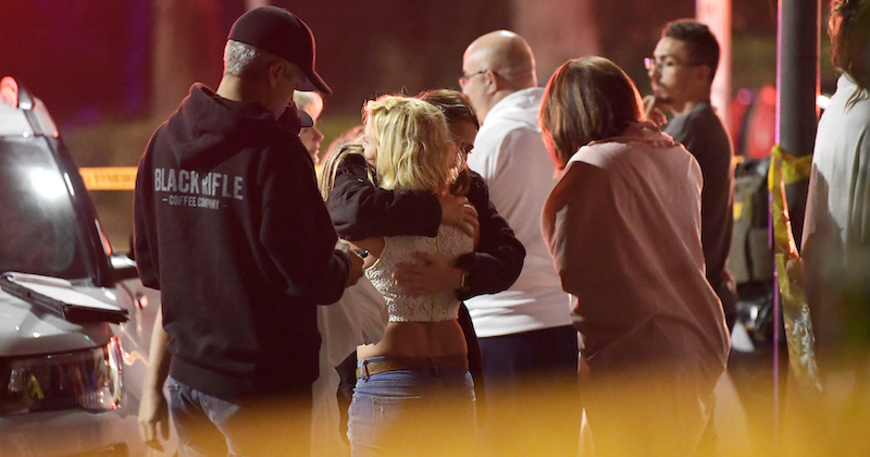 Ragazzi dopo la sparatoria a Thousand Oaks, California, 8 novembre
(AP Photo/Mark J. Terrill)
