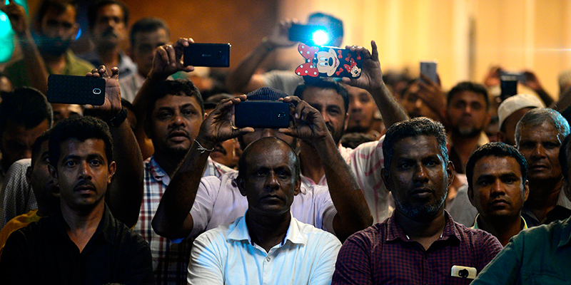 Sostenitori dell'ex primo ministro Ranil Wickremesinghe riuniti davanti la sua residenza a Colombo, Sri Lanka (Ranil Wickremesinghe)